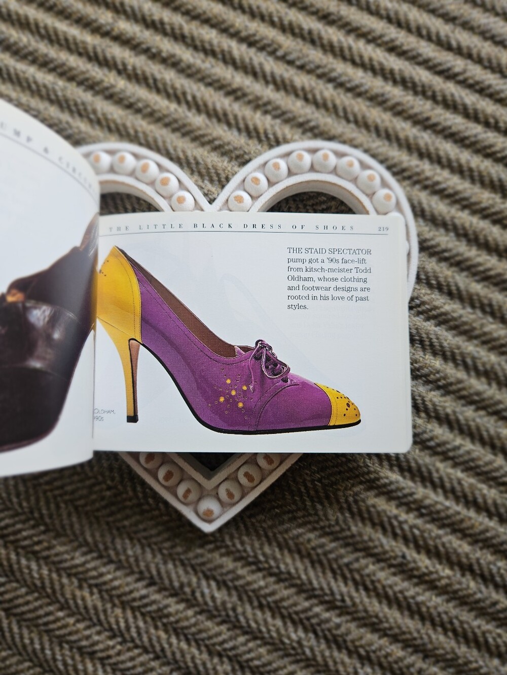 SHOES Book (By: Linda O'Keeffe) - Picture 5 of 6